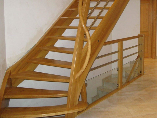 escalier_sur_mesure_avec_main_courante_bois_et_inox_et_verre-9b0c883c-640w.png